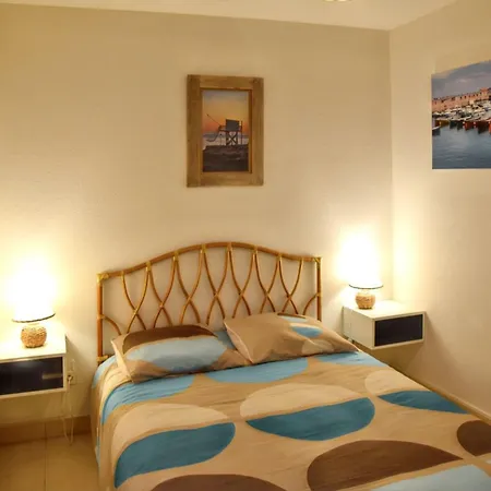 Prázdninový dům Maison Charmante A Avec Piscine Partagee *