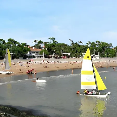 Prázdninový dům Maison Charmante A Avec Piscine Partagee *