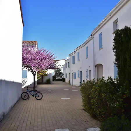 Prázdninový dům Maison Charmante A Avec Piscine Partagee *