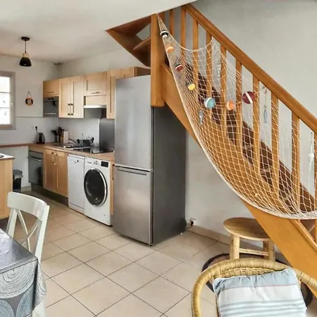 Prázdninový dům Maison Charmante A Avec Piscine Partagee *