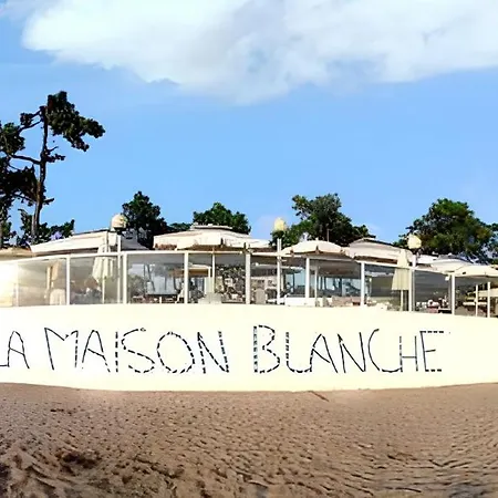 Maison Charmante A Avec Piscine Partagee